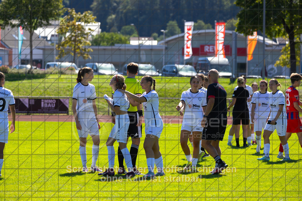 20260906_125445_0359_(c)_by_PhotoPeet | #,1.FC Donzdorf (weiß) vs. 1.FC Heidenheim 1846 (rot), Fußball, Frauen-Verbandspokal Gruppe 2, 2. Runde, Saison 2026/2027, Rasenplatz Lautertal Stadion, Süßener Straße 16, 73072 Donzdorf, 06.09.2026 - 11:00 Uhr,Foto: PhotoPeet / Sport- &amp; Eventfotografie / Peter Harich