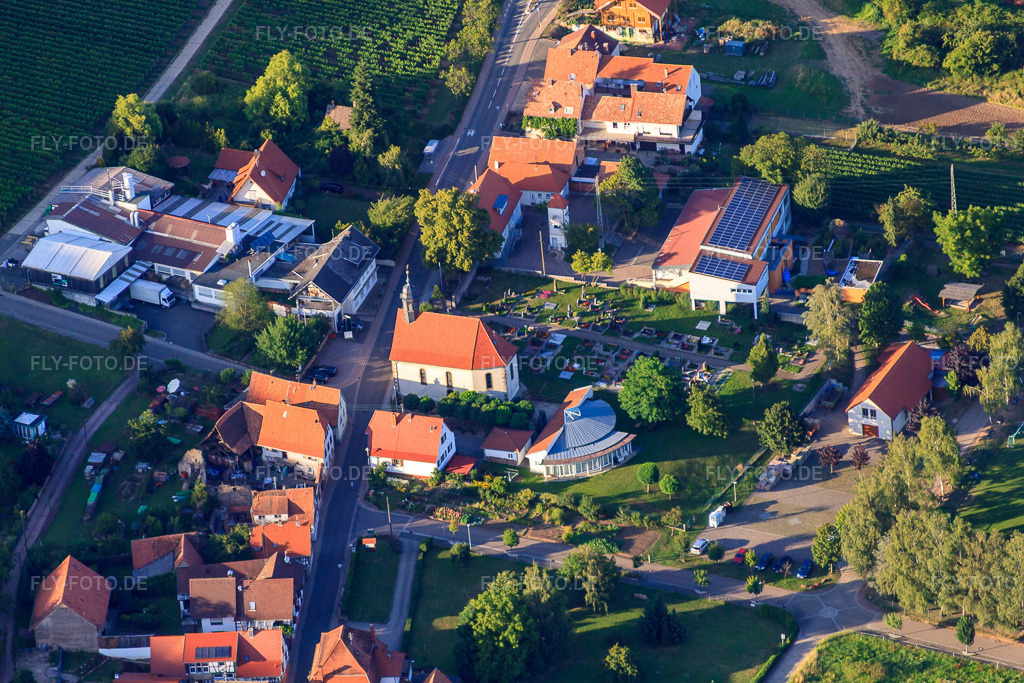 Luftbild: Protest. Kirche und Friedhof von Südwesten im Ortsteil Pleisweiler in Pleisweiler-Oberhofen im Bundesland Rheinland-Pfalz in Deutschland. Foto: IMG_51292.jpg vom 04.08.2012 durch Werner Riehm/FLY-FOTO.deAuflösung des Originals: 4752 x 3168 px