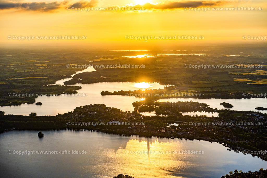 Plön_Plöner_See_Sonnenuntergang_ELS_9350030622 | PLöN 03.06.2022 Uferbereichs- Landschaft am Gebiet der Seenkette des Plöner Sees in Plön in der Holsteinischen Schweiz im Bundesland Schleswig-Holstein, Deutschland. Weiterführende Informationen bei: Fielmann Akademie Schloss Plön,  Plöner Motorschifffahrt GmbH,  Zweckverband Tourismuszentrale Holsteinische Schweiz. // Riparian landscape in the area of a??a??the chain of lakes Ploener See in Ploen in Holstein Switzerland in the state Schleswig-Holstein, Germany. Further information at: Fielmann Akademie Schloss Ploen,  Ploener Motorschifffahrt GmbH,  Zweckverband Tourismuszentrale Holsteinische Schweiz. Foto: Martin Elsen