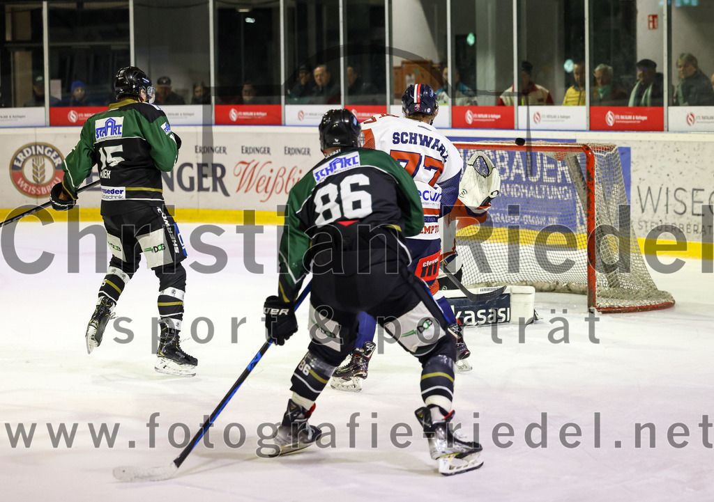 2023-03-07_139_TSV_Erding_gegen_ESC_Kempten | Erding, Deutschland, 07.03.2023:
Eishockey, Bayernliga Playoffs 2022 / 2023, Viertelfinale, TSV Erding gegen ESC Kempten, Endergebnis: 9:3

Elias Maier (Erding Gladiators, #15), Michael Trox (Erding Gladiators, #86), Kodi Schwarz (ESC Kempten, #77), Torwart David Blaschta (ESC Kempten, #1)

Foto: Christian Riedel / fotografie-riedel.net