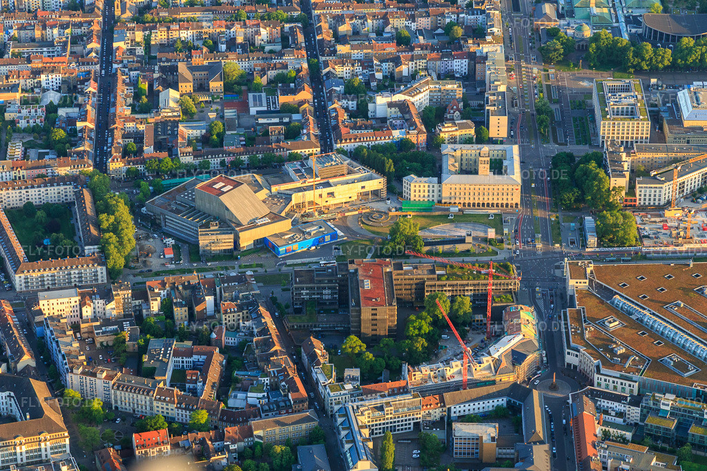Luftbild: Baustelle zur Renovierung des Badischen Staatstheater an der Kriegstraße im Ortsteil Südstadt in Karlsruhe im Bundesland Baden-Württemberg in Deutschland. Foto: IMG_146738.jpg vom 14.05.2025 durch Werner Riehm/FLY-FOTO.deBadisches Staatstheater Karlsruhe