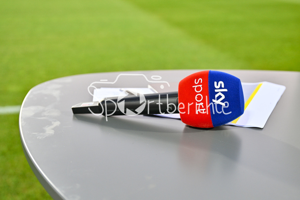 SSV Ulm 1846 Fussball - FC Schalke 04 | Ein SKY Sport Mikrofon liegt zusammen mit Moderationskarten auf dem Moderationstisch / SKYSPORT / Symbolbild / 2. Bundesliga: SSV Ulm 1846 Fussball - FC Schalke 04, Donaustadion am 01.11.2024