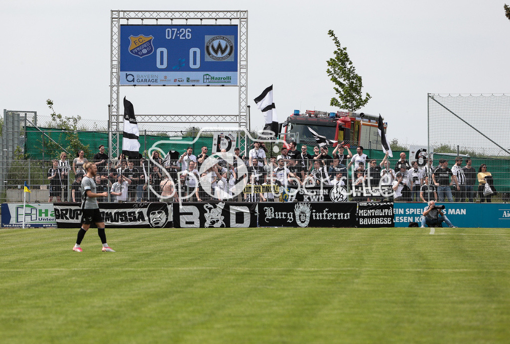 FC Pipinsried - SV Wacker Burghausen | Die mitgereisten Fans aus Burghausen feuern ihre Mannschaft lautstark an / Ultras