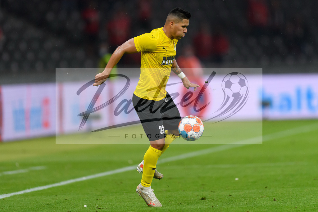 FCUKUO20210826_181 | Fussball, Herren: Daniel Carrillo (Kuopion PS) in Aktion, am Ball, Einzelaktion beim Spiel der UEFA Conference League zwischen 1. FC Union Berlin und Kuopion PS im Olympiastadion am 26.08.2021 in Berlin, Deutschland. - Realisiert mit Pictrs.com