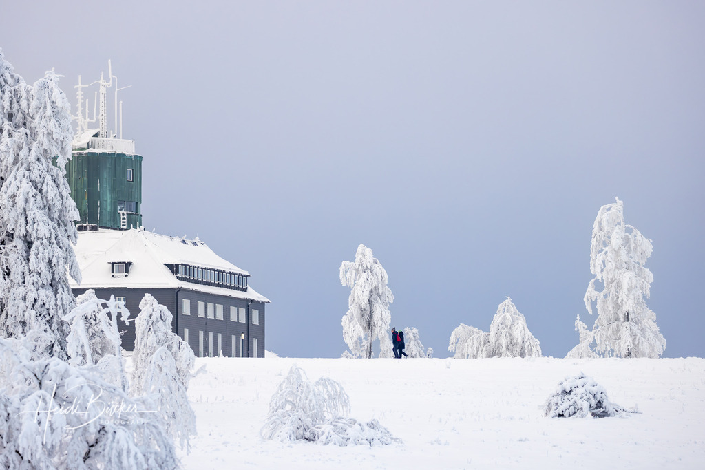 Astenturm auf dem Kahlen Asten im Winter | Wanderer in der Astenheide auf dem Kahlen Asten im Winter - Realisiert mit Pictrs.com