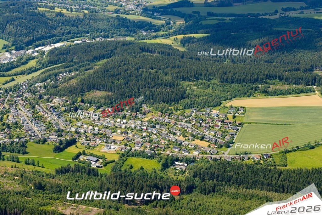 Das Luftbild zeigt : Froschgrün Naila - Die Luftaufnahme wurde 2024 vom UL-Flugzeug aus erstellt ( keine Drohne ) - Hochauflösende Luftaufnahme - Für grossformatige Ausdrucke geeignet. Die Geschenkidee !Mit Lizenz und Bildrechte bestellbar