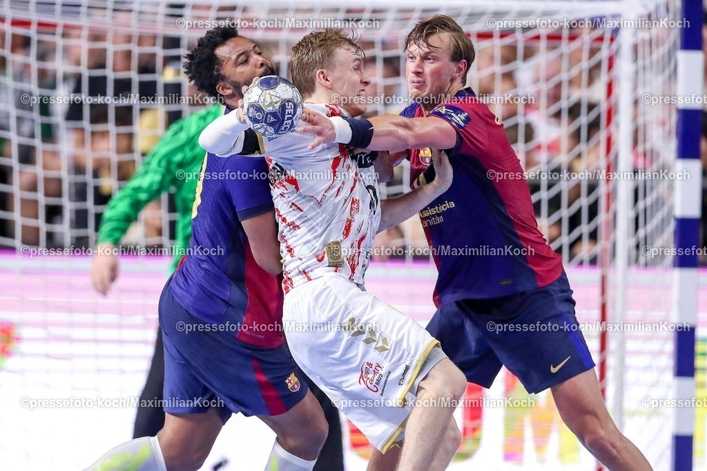 KoeEHF14062502157 | 14.06.2025, Handball, Halbfinale TruckScout24 EHF FINAL4, LANXESS arena Köln, FC Barcelona - SC Magdeburg: Gisli Kristjansson (Magdeburg #10) gegen Timothey N Guessan (Barca FC Barcelona ESP #19) und Jonathan Carlsbogard (Barca FC Barcelona ESP #09) 