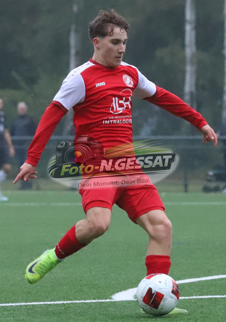 FC RW Kirchlengern - BV Bad Lippspringe | Auf dem Bild zu sehen: rot FC RW Kirchlengern: Julian ZählerFC RW Kirchlengern, BV Bad Lippspringe, Saison 25/26, Landesliga, Kirchlengern, Deutschland - Realisiert mit Pictrs.com