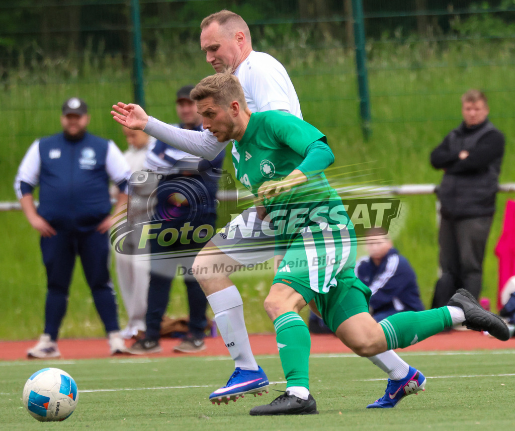 SC Bünde - TuS Tengern | Auf dem Bild zu sehen: weiß SC Bünde: Richard Reichert ; grün TuS Tengern: Torben KrauseSC Bünde, TuS Tengern, Saison 25/26, Bezirksliga, Hunnebrock, Deutschland - Realisiert mit Pictrs.com