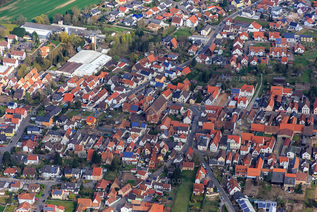 Luftbild: Kath. Kirche St. Johannes der Täufer in Harthausen im Bundesland Rheinland-Pfalz in Deutschland. Foto: IMG_076829.jpg vom 12.04.2015 durch Werner Riehm/FLY-FOTO.dePFARREI-DUDENHOFEN.DE