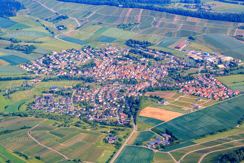 Luftbild: Ortsansicht von Südosten im Ortsteil Kleingartach in Eppingen im Bundesland Baden-Württemberg in Deutschland. Foto: IMG_079964.jpg vom 31.05.2015 durch Werner Riehm/FLY-FOTO.de
