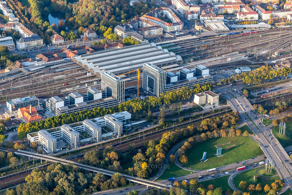 Luftbild: Baustelle zum Neubau eines Büro- und Geschäftshauses an der Schwarzwaldstraße im Ortsteil Südweststadt in Karlsruhe im Bundesland Baden-Württemberg in Deutschland. Foto: IMG_123463.jpg vom 19.10.2020 durch Werner Riehm/FLY-FOTO.de