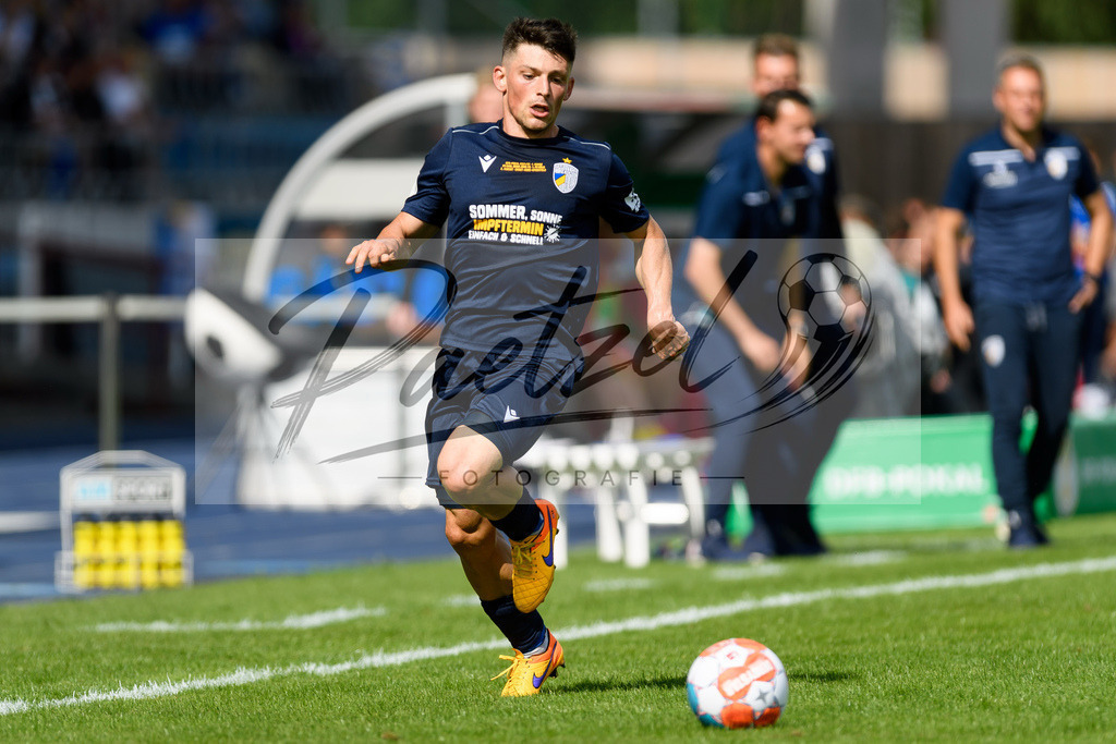 JENKOE20210808_157 | Fussball, Herren: Lucas Stauffer (FC Carl Zeiss Jena) in Aktion, am Ball, Einzelaktion beim Spiel der 1. Runde im DFB-Pokal zwischen FC Carl Zeiss Jena und 1. FC Koeln im Ernst-Abbe-Sportfeld am 08.08.2021 in Jena, Deutschland.DFB / DFL REGULATIONS PROHIBIT ANY USE OF PHOTOGRAPHS AS IMAGE SEQUENCES AND/OR QUASI-VIDEO. - Realisiert mit Pictrs.com