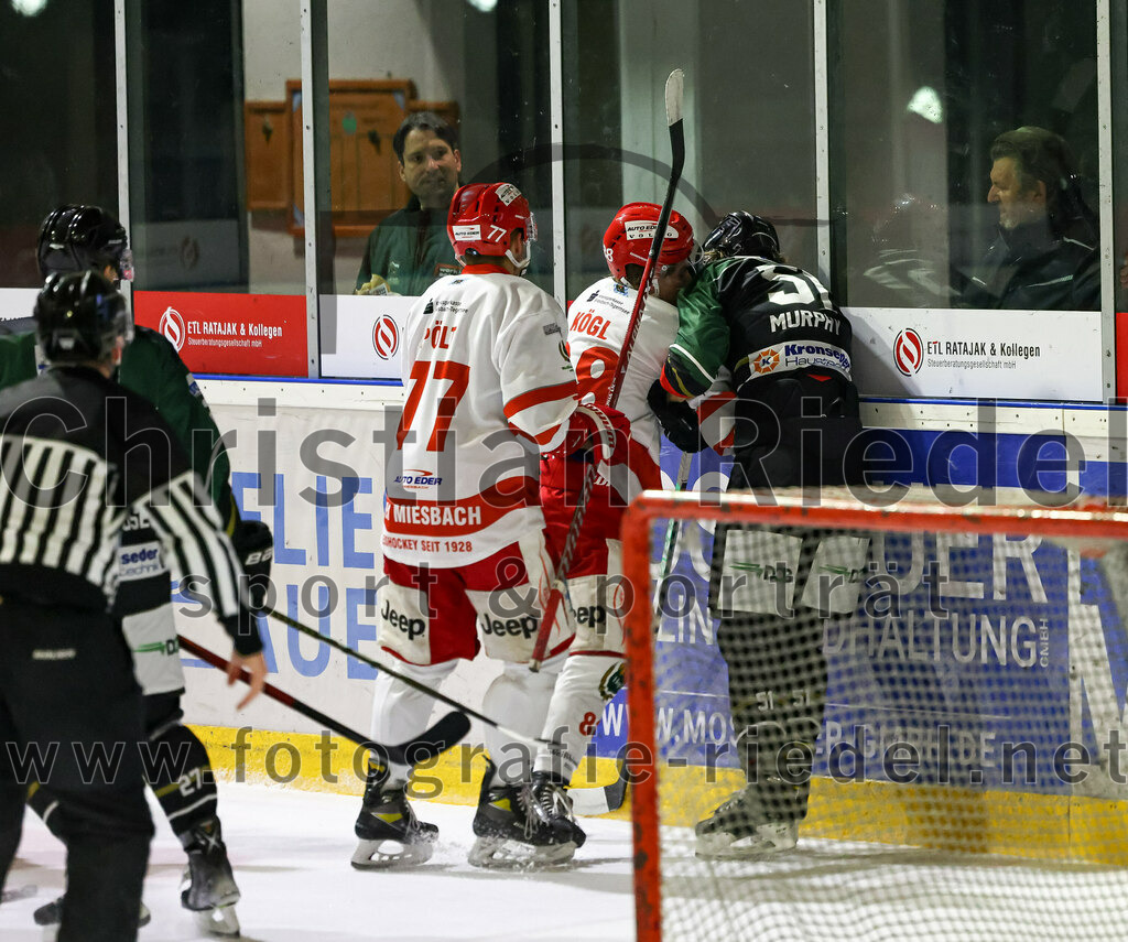 2022-11-13_124_TSV_Erding_gegen_TEV_Miesbach | Erding, Deutschland, 13.11.2022:
Eishockey, Bayernliga 2022 / 2023, 13. Spieltag, TSV Erding gegen TEV Miesbach, Endergebnis: 

Benedikt Pölt (TEV Miesbach, #77), Lukas Kögl (TEV Miesbach, #88), Ryan Murphy (Erding Gladiators, #51)

Foto: Christian Riedel / fotografie-riedel.net