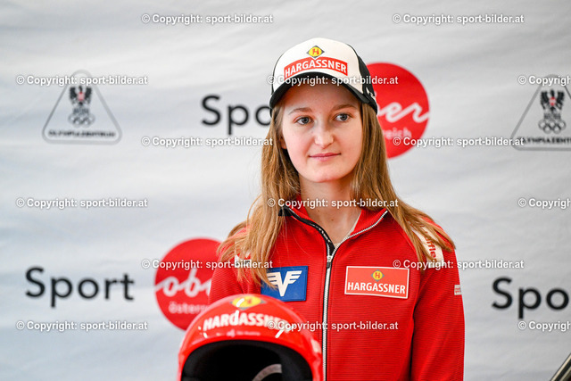 AUT, Pressekonferenz Skisprung-Damen-Weltelite macht Station in Oberoesterreich | 12.02.2024, Olympiazentrum Linz, AUT, Pressekonferenz Skisprung-Damen-Weltelite macht Station in Oberoesterreich, im Bild Julia Muehlbacher (OeSV-Nationalteam-Skispringerin)