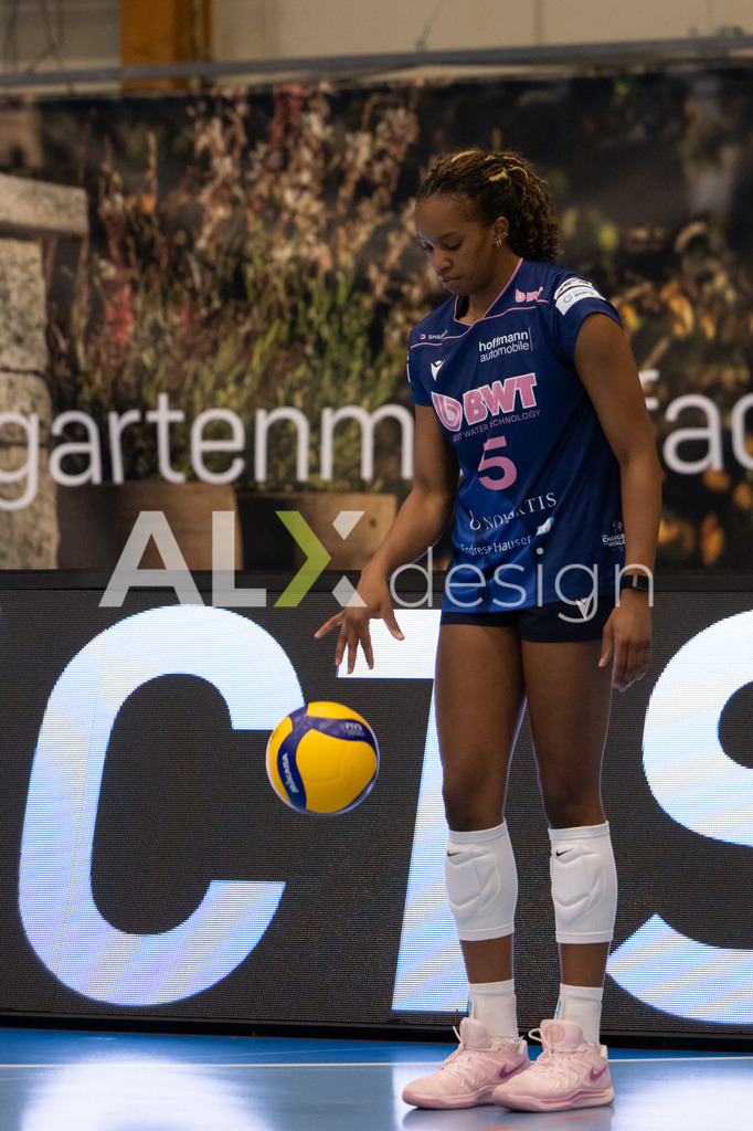 Volleyball I Frauen I Saison 2025-2026 I Volleyball NLA | Women I 1/2 Finals I  VC Kanti Schaffhausen - Sm'Aesch Pfeffingen I 07.03.2026 | 5 Brianna Green (USA) (Sm'Aesch Pfeffingen) – Mittelblock - Realisiert mit Pictrs.com
