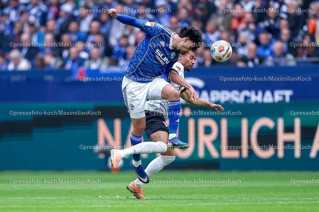 S0419042601008 | 19.04.2026, Fußball, FC Schalke 04 - SC Preußen Münster, 30. Spieltag, 2. Fußball Bundesliga, Veltins-Arena Gelsenkirchen, Saison 2025 2026: Mertcan Ayhan&nbsp;(Schalke04 #43) im Zweikampf gegen  Etienne Amenyido&nbsp;(Preussen Muenster #30)  DFB regulations prohibit any use of photographs as image sequences and or quasi-video.