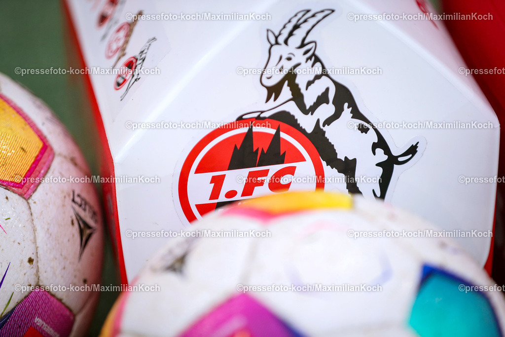 RWE06012402090 | 06.01.2024, Essen, Fußball, Herren, Stadion an der Hafenstraße, Testspiel, Rot-Weiss Essen – 1. FC Köln:  Feature Impression Symbolbild Logo mit geißbock auf einem Erste-Hilfe Kasten neben Spielball. 
DFB regulations prohibit any use of photographs as image sequences and or quasi-video.