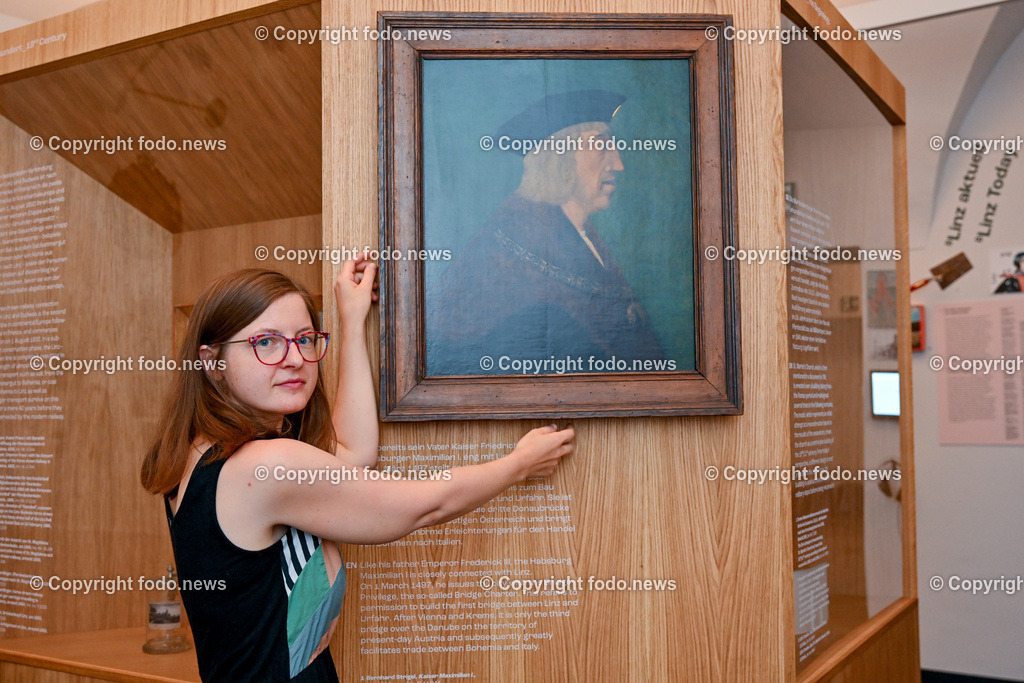 Nordico_ Stadtmuseum Linz_ Ausstellung Linz_ 50 Jahre Nordico_ 17.07.2023-14 | 17.07.2023, Linz, AUT, Nordico, Stadtmuseum Linz, im Bild Lisa Schmidt (Kuratorin der Ausstellung im Nordico) vor einem Bildnis von Kaiser Maximilian I.