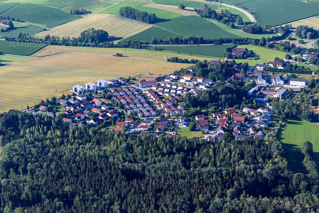 Luftbild: Achldorf im Ortsteil Gaindorf in Vilsbiburg im Bundesland Bayern in Deutschland. – Foto: IMG_133026.jpg vom 03.07.2022 durch Werner Riehm/FLY-FOTO.de – Auflösung des Originals: 5472 x 3648 px – Stadt Vilsbiburg