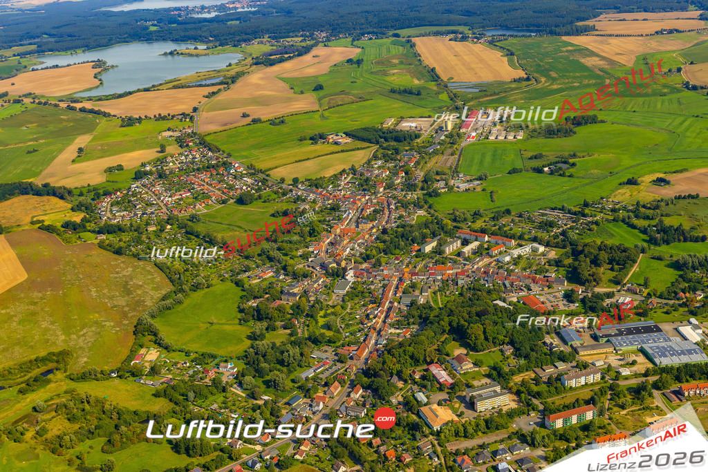 Luftbild der Stadt Brüel - Die Luftaufnahme wurde 2025 vom UL-Flugzeug heraus erstellt ( keine Drohne ) - Hochauflösende Luftaufnahme - für professionelle Ausdrucke geeignet. Die Geschenkidee !Hier alle&nbsp;Infos zur Lizenzierung der LuftaufnahmeWir fliegen auch dieses Jahr wieder in Ihre Region um Luftbilder zu erstellen.- Luftbild anfragen