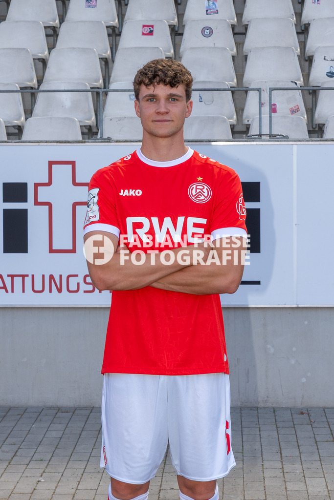 Rot-Weiss Essen; 3. Liga, Portraettermin 2026/2027, Foto: Eibner-Pressefoto/Fabian Friese | Max Geschwill (Rot-Weiss Essen, #06),Rot-Weiss Essen; 3. Liga, Portraettermin 2026/2027, Foto: Eibner-Pressefoto/Fabian Friese - Realisiert mit Pictrs.com