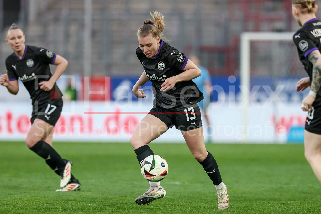 Fussball, Google Pixel Frauen-Bundesliga, SGS Essen - SV Werder Bremen | v.li.: Maike Berentzen (SGS Essen, 13) am Ball, Einzelbild, Ganzkörper, Aktion, Action, Spielszene, DIE DFB-RICHTLINIEN UNTERSAGEN JEGLICHE NUTZUNG VON FOTOS ALS SEQUENZBILDER UND/ODER VIDEOÄHNLICHE FOTOSTRECKEN. DFB REGULATIONS PROHIBIT ANY USE OF PHOTOGRAPHS AS IMAGE SEQUENCES AND/OR QUASI-VIDEO.