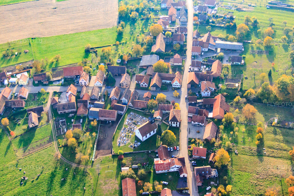 Vue aérienne: Église au centre du village à Lembach dans le département Bas Rhin, France – .Photo: IMG_54087.jpg prise le 21/10/2012 par Werner Riehm/FLY-FOTO.eu – Résolution de l'original: 4328 x 2885 px