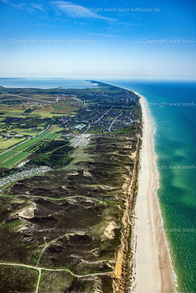 Sylt_Kampen_Rotes_Kliff_Gegenlicht_ELS_5295210625 | KAMPEN (SYLT) 13.08.2025 Küsten- Landschaft an der Steilküste Rotes Kliff mit dem Hotel Rungholt in Kampen (Sylt) im Bundesland Schleswig-Holstein, Deutschland. // Coastal landscape on the steep coast of Rotes Kliff with the Hotel Rungholt in Kampen (Sylt) in the state Schleswig-Holstein, Germany. Foto: Martin Elsen