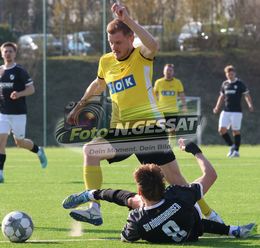 SV Rödinghausen II, FC Kaunitz | Auf dem Bild zu sehen: schwarz SV Rödinghausen II: Simon Breuer ; gelb FC Kaunitz: Leon SchmidtSV Rödinghausen II, FC Kaunitz, Saison 25/26, Westfalenliga, Deutschland - Realisiert mit Pictrs.com