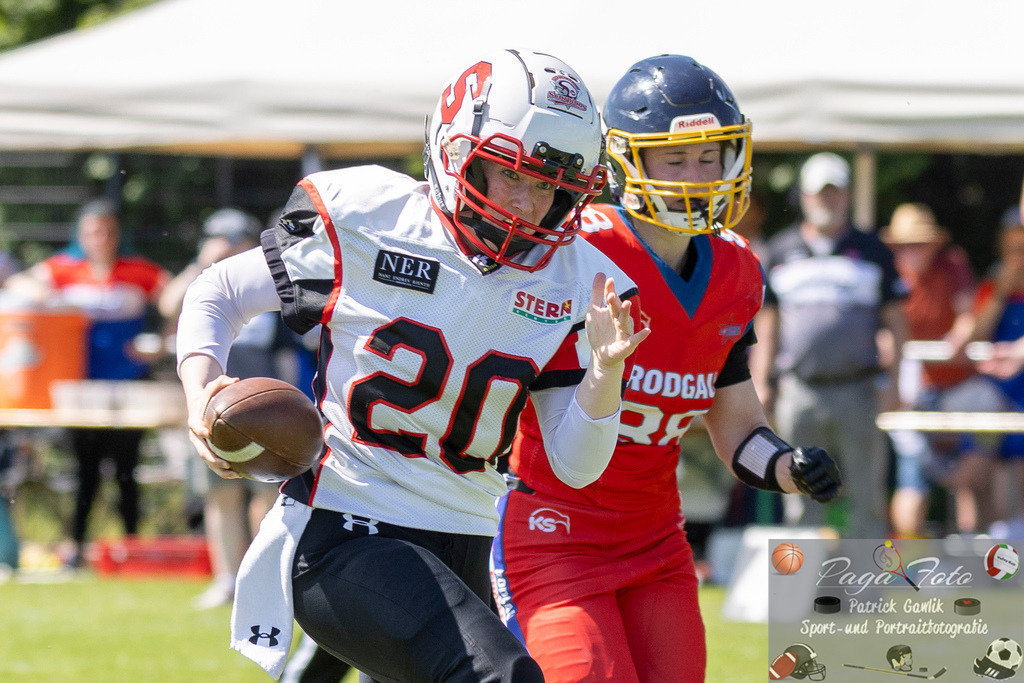 GFLW 1: German Football League Women 1: Rodgau Pioneers Ladies - Stuttgart Scorpions Sisters, 07.06.2026 | Dinah Laura Naegele (Stuttgart Scorpions Sisters #20) läuft den Ball selbst und ihren Gegenspielerinnen davon zu einem weiteren TOuchdown &amp; Vera Mössinger (Rodgau Pioneers Ladies #88), Rodgau Pioneers Ladies - Stuttgart Scorpions Sisters, Rodgau, Maingau-Energie-Stadion "Am Weichsee", 7.6.2026 - Realisiert mit Pictrs.com