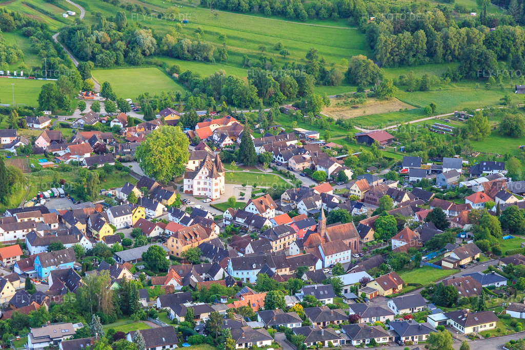 Luftbild: Dorfansicht von Nordwesten mit Schmieheimer Schloss im Ortsteil Schmieheim in Kippenheim im Bundesland Baden-Württemberg in Deutschland. Foto: IMG_147495.jpg vom 29.05.2025 durch Werner Riehm/FLY-FOTO.de
