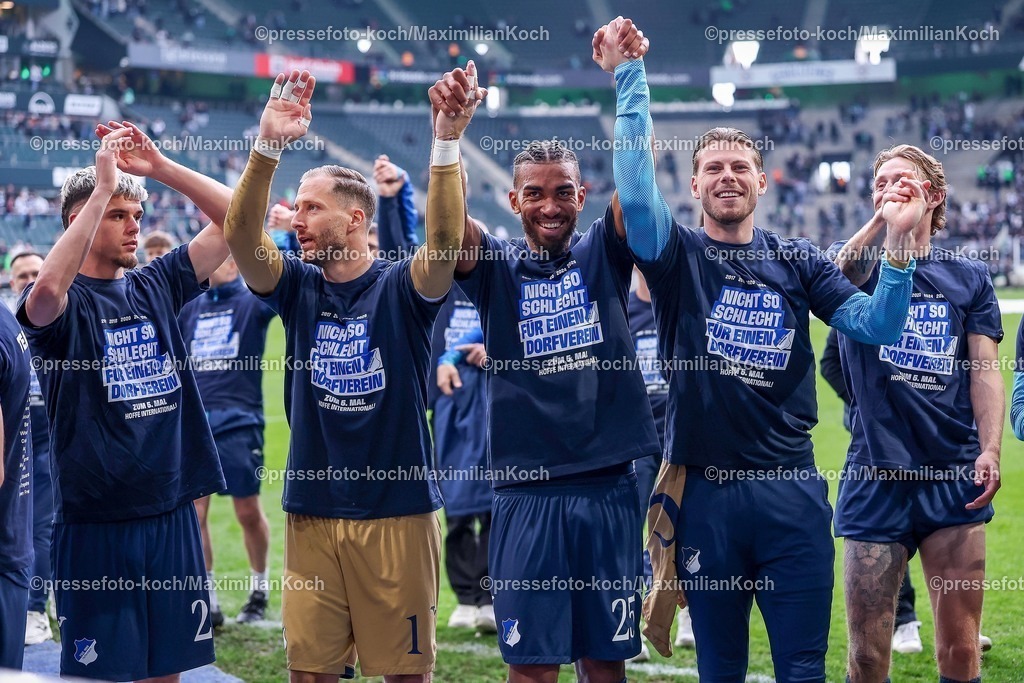 BMG16052601118 | 16.05.2026, Fußball, Borussia Mönchengladbach - TSG 1899 Hoffenheim, 1. Fußball Bundesliga, 34.Spieltag, Borussia-Park, Saison 2025 2026: Die Hoffenheimer Mannschaft steht vor der Fankurve und bedankt sich nach dem Spiel für die Unterstützung. Die Mannschaft trägt ein Trikot mit dem Aufdruck Schriftzug Nicht so schlecht für einen Dorfverein. Torwart Oliver Baumann&nbsp;(TSG Hoffenheim #01) Kevin Akpoguma&nbsp;(TSG Hoffenheim #25) Torwart Luca Philipp&nbsp;(TSG Hoffenheim #37)  DFB regulations prohibit any use of photographs as image sequences and or quasi-video.