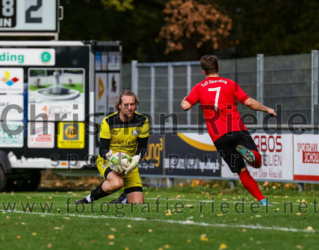 2023-11-05_062_FC_Herzogstadt_gegen_TuS_Oberding | Erding, Deutschland, 05.11.2023:
Fußball, Kreisklasse 2023 / 2024, 14. Spieltag, FC Herzogstadt gegen TuS Oberding, Endergebnis: 4:5

Torwart Florian Leininger (FC Herzogstadt, #22), Sebastian Stemmer (TuS Oberding, #7)

Foto: Christian Riedel / fotografie-riedel.net