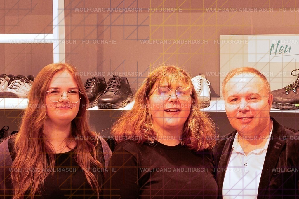20251130-104816_Schmuck_R3A_0211_wa | Eine besondere Vernissage mitten im Flagship-Store von BÄR Schuhe in Frankfurt: Schmuck trifft auf orthopädische Schuhkunst, Design auf Wohlgefühl. Zwischen funkelnden Details und anatomischer Präzision entstand ein Abend voller Stil, Inspiration und echter Handwerksqualität. Ein herzliches Dankeschön an Alexandra Feirer für die großartige Gastfreundschaft und diesen stimmungsvollen Rahmen. - Realisiert mit Pictrs.com