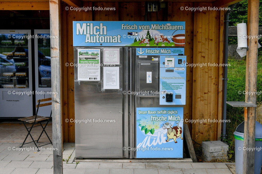 Deutschland_ Baden-Wuerttemberg_ Ebersbach an der Fils_ 23.07.2025-11 | 23.07.2025, Deutschland, GER, Baden-Wuerttemberg, Ebersbach an der Fils, im Bild Themenbild, Landwirtschaft, Bauernhof, Tiere, Milch, Milchautomat, Milchspender, Flaschenmilch, Bio, Biomilch, Milchproduktion, Milchbauer, Frischmilch, Hofladen, Nutztiere, Feature, Symbolbild
