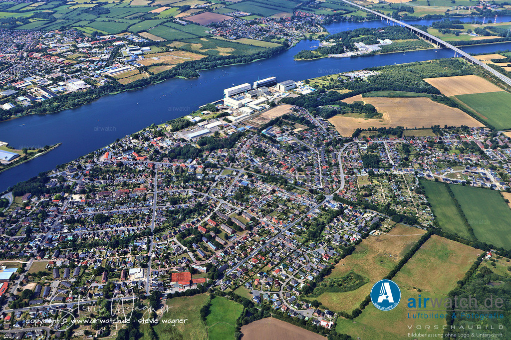 Luftbild Rendsburg - Die Lürssen Werft Bremen GmbH & Co. KG | Ein besonderes Projekt ist die Superyacht "Cosmos", die als erste Superyacht der Welt mit einem Antrieb auf Methanol-Brennstoffzellen ausgestattet ist. Obwohl das Schiff in Rendsburg gebaut wurde, stammt das innovative Antriebskonzept aus der Bremer Zentrale.  Die Werft in Rendsburg fertigt auch die Schilder für Luxusyachten wie "Cosmos", "Norn" und "Amadea", die von der Lürssen-Kröger-Werft gebaut werden. Die Lürssen Werft Bremen GmbH & Co. KG beschäftigt rund 1.500 Mitarbeiter und erzielte 2021 einen Umsatz von 1,943 Milliarden Euro.