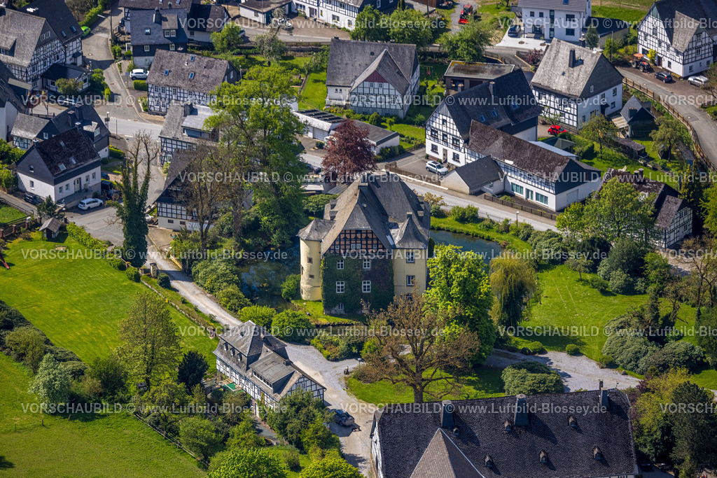 Olsberg240503776 | Luftbild, romantisches Wasserschloss Schloss Bruchhausen mit Gräfte und Wassergraben, Ortszentrum und Fachwerkhäuser, Bruchhausen, Olsberg, Sauerland, Nordrhein-Westfalen, Deutschland