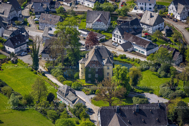 Olsberg240503776 | Luftbild, romantisches Wasserschloss Schloss Bruchhausen mit Gräfte und Wassergraben, Ortszentrum und Fachwerkhäuser, Bruchhausen, Olsberg, Sauerland, Nordrhein-Westfalen, Deutschland