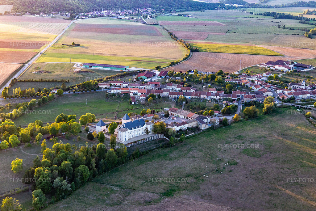 Aerial view: Château de Montbras with Hostellerie de L'Isle en Bray in Montbras in Champougny in the state Meuse, France. – Photo: IMG_118361.jpg taken on 09/15/2019 by Werner Riehm/FLY-FOTO.com – Resolution of the original: 5472 x 3648 px