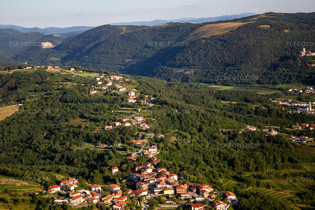 Aerial view: View of the town in the district Preserje in Nova Gorica in the state Slovenia, Slovenia. – Photo: IMG_137476.jpg taken on 07/14/2023 by Werner Riehm/FLY-FOTO.com – Resolution of the original: 5359 x 3573 px