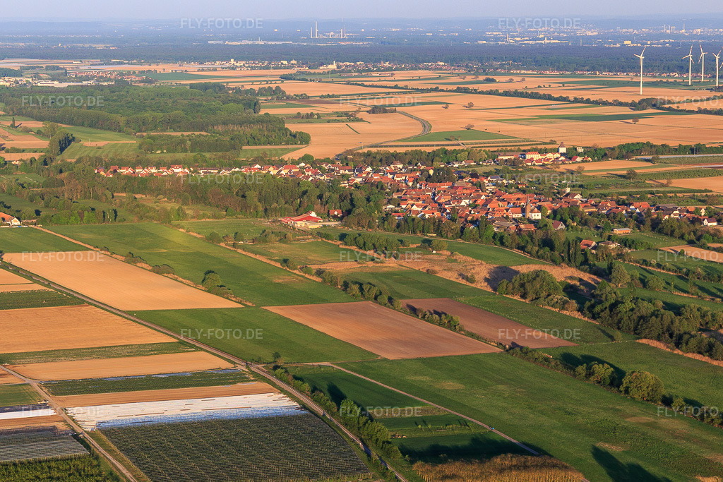 Luftbild: Ortsansicht von Westen in Winden im Bundesland Rheinland-Pfalz in Deutschland. Foto: IMG_120561.jpg vom 23.04.2020 durch Werner Riehm/FLY-FOTO.de