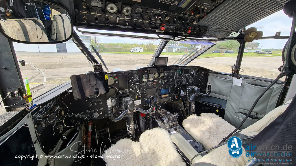 Flying Shoebox - Short S.C.7 Skyvan auf dem Flugplatz Husum-Schwesing | Die Short SC.7 Skyvan, auch als "Flying Shoebox" bekannt, ist ein britisches 19-sitziges Twin-Turboprop-Flugzeug, das erstmals am 17. Januar 1963 geflogen wurde. Es wurde von Short Brothers aus Belfast, Nordirland, hergestellt und verfügt über ein robustes Design mit kurzen Start- und Landefähigkeiten (STOL). Ursprünglich auf Anfrage von F.G. Miles Ltd. für eine Variante des Hurel-Dubois Miles HDM.106 Caravan-Designs wurde der Skyvan von 1960 bis 1986 mit etwas mehr als 150 hergestellten Flugzeugen hergestellt. Die verbleibenden Beispiele werden heute hauptsächlich für Kurzstreckenfracht- und Fallschirmspringen verwendet.