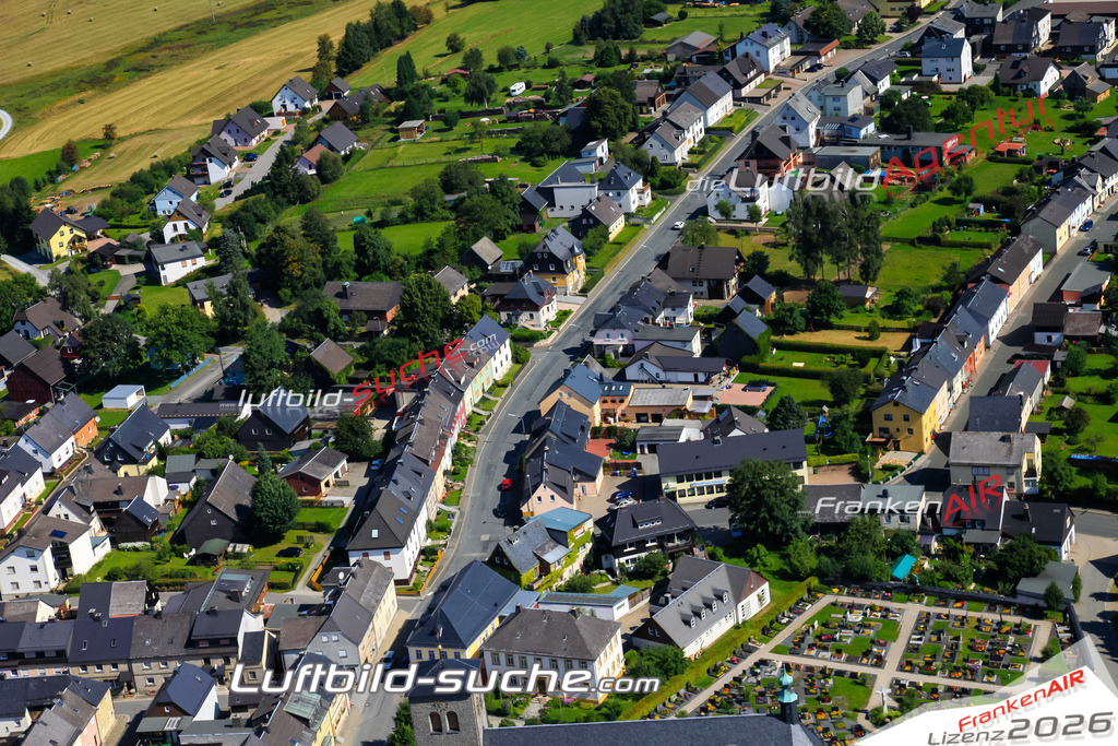 Die Luftaufnahme der Stadt Teuschnitz wurde vom UL-Flugzeug heraus erstellt ( keine Drohne )- hohe Auflösung für beste Qualität