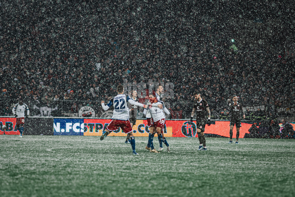 Fußball | Männer | Saison 2023/2024 | 2. Fußball-Bundesliga | 15. Spieltag | FC St. Pauli vs. Hamburger SV | 01.12.2023 | Jubel beim HSV nach dem Tor: Torschütze Immanuel Pherai (#10, HSV) wird von Jonas Meffert (#23, HSV) umarmt, links Ignace Van Der Brempt (#22, HSV)