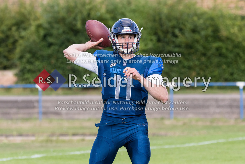 American Football, Saison 2022, Regionalliga Nord, Hamburg Blue Devils - Oldenburg Knights, Dr.-Hermann-Schnell-Sportplatz (Hamburg), 06.08.2022, 07. Gameweek | Leif Plagge (#11, Blue Devils, Quarterback)