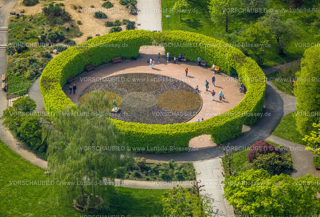 Essen240400870 | Luftbild, Grugapark, Rundweg Pflanzen der Welt, Skulptur Speerwerferin vom Künstler Ernst Seger im Kreisgarten und Besucher, runde Hecke, Rüttenscheid, Essen, Ruhrgebiet, Nordrhein-Westfalen, Deutschland