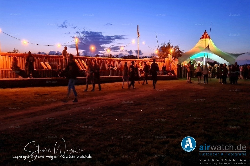 Bachblyten® Festival 2023 | Entdecken Sie atemberaubende Luftbilder und Fotografien auf airwatch.de - Tauchen Sie ein in eine Welt voller faszinierender Aufnahmen aus der Vogelperspektive.