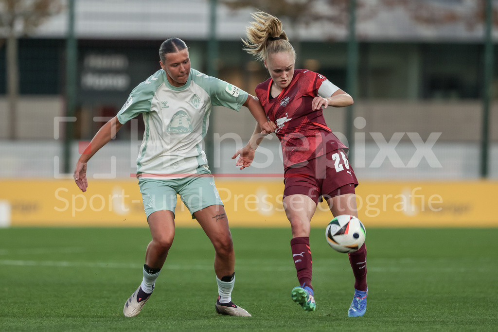 Fussball, Google Pixel Frauen-Bundesliga, RB Leipzig - SV Werder Bremen | v.li.: Larissa Mühlhaus (SV Werder Bremen, 7) und Victoria Krug (RB Leipzig, 20) im Zweikampf, Duell, Dynamik, Aktion, Action, Spielszene, DIE DFB-RICHTLINIEN UNTERSAGEN JEGLICHE NUTZUNG VON FOTOS ALS SEQUENZBILDER UND/ODER VIDEOÄHNLICHE FOTOSTRECKEN. DFB REGULATIONS PROHIBIT ANY USE OF PHOTOGRAPHS AS IMAGE SEQUENCES AND/OR QUASI-VIDEO.