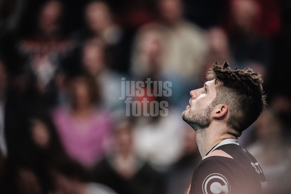 Volleyball | Herren | Saison 2023/2024 | Volleyball-Bundesliga | SVG Lüneburg vs. Berlin Recycling Volleys | 23.12.2023 | Ruben Schott (#13, Berlin Recycling Volleys) schaut in die Luft